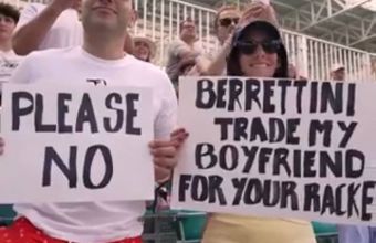 Мъж и жена спретнаха забавно шоу по време на мача между Анди Мъри и Матео Беретини. 