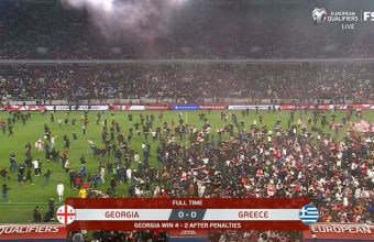 Феновете на Грузия нахлуха на терена след снощната победа над Гърция. 