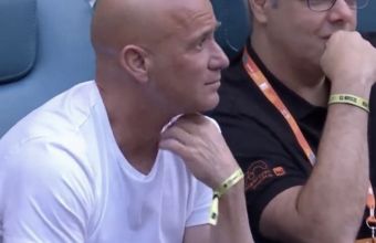 Агаси на мача между Колинс и Рибакина. 