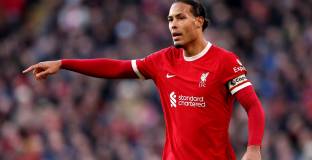 Ван Дайк се надява, че Ливърпул ще се бори за титлата до последния кръг