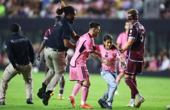 Фен изтича на терена на мача Интер Маями – Колорадо, за да се снима с Меси. 