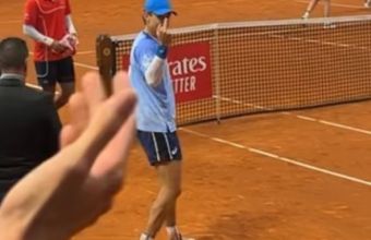 Алекс де Минор не сдържа реакциите си по време на мача с Артур Фис в Барселона. 