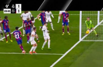 Съдията отмени гол на Барса срещу Реал Мадрид след спорен момент. 