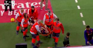 Де Йонг бе изнесен на носилка от терена на „Сантяго Бернабеу”