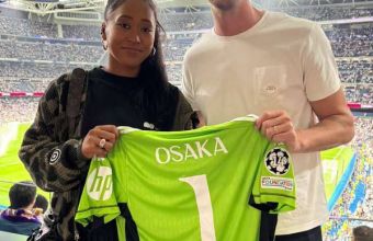 Осака посети Ел Класико и се снима с Куртоа. 