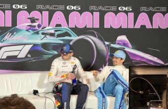 На пресконференцията на тримата най-добри пилоти след Гран при на Маями, Макс Верстапен направи грешка и по навик седна на дивана на централната седалка, запазена за победителя в състезанието.