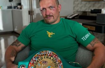 Усик показа пояса на WBC, който взе от Фюри. „Добре дошъл в семейството“, написа Усик под снимка, публикувана в една от социалните му мрежи.
