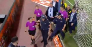 Полиция помогна на Фрапар да напусне терена след Купата на Гърция