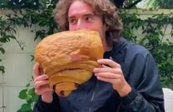 Циципас се почерпи с гигантски кроасан в Париж. 