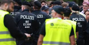 Полицията използва огън по време на шествие на феновете 