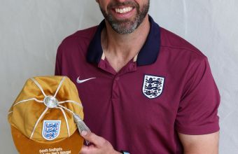 Саутгейт получи възпоменателна шапка по случай 100-я мач начело на Англия. 