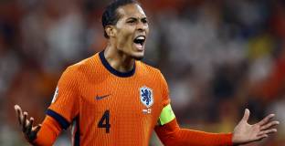 Ван Дайк скочи на съдията