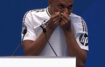 Мбапе целуна емблемата на Реал Мадрид при представянето си.