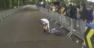 Колоездачка падна три пъти по време на състезание