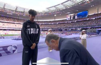 Член на МОК изпусна медала по време на церемонията по награждаването на дълъг скок на Олимпийските игри през 2024 г. в Париж. 