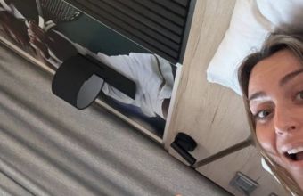 Бадоса сподели снимка на Гауф от хотела: „Спя в добра компания”.