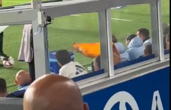 Мбапе подари фланелката си на момче. 