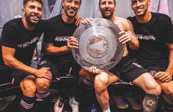 Меси, Суарес, Бускетс и Алба с трофея от редовния сезон на МЛС.