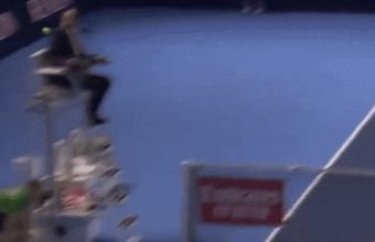 Шаповалов удари съдията в мача с Джовани Перикар в Базел. 