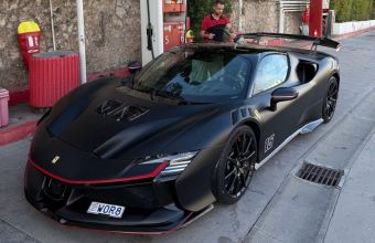 Новото Ferrari на Льоклер бе забелязано на бензиностанция в Монако - това е екстремна версия на Ferrari SF90 Stradale, известно като SF90 XX. Това е първият модел Ferrari XX, който е сертифициран за и