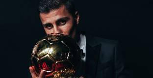 Играчите на Барса с радост приели  наградата на Родри