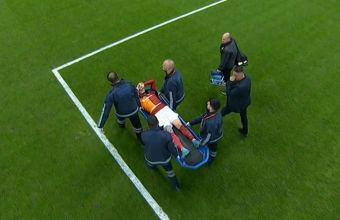 Нападателят на Галатасарай Мауро Икарди бе изнесен на носилка в мача с Тотнъм.