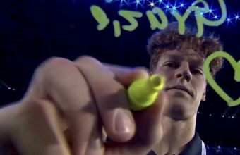 „Благодаря ви”, написа Синер на камерата, след като спечели Финалите на АТР.