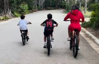 Меси показа снимка на сина си с фланелка на друг играч. 