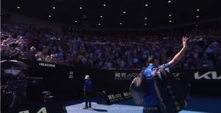 Феновете освиркваха Джокович след мача със Зверев