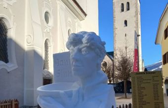 В Италия се появи снежна скулптура на лидера в световната ранглиста Яник Синер . Инсталирана е в родното му място в Сан Кандидо, провинция Южен Тирол.