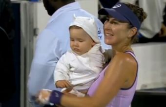 Бенчич бе с 9-месечната си дъщеря по време на награждаването си в Абу Даби. 