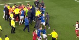 С бой завърши дербито между Евертън и Ливърпул