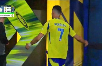 Роналдо ядосан влезе в тунела при смяната си в 61-та минута на мача с Ал  Холуд. 