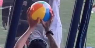 Феновете на Барса дразнеха Винисиус с плажна топка