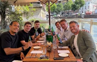  Верстапен се срещна с няколко известни личности в родината си, включително Върджил ван Дайк и холандския диджей Мартин Гарикс.