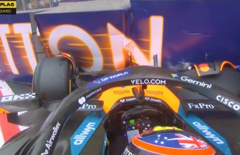 Оскар Пиастри от  Макларън катастрофира с колата си в петия завой на първата обиколка на Гран При на Азербайджан.