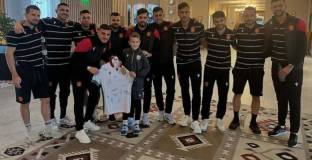 Националите зарадваха 10-годишен фен с подарък