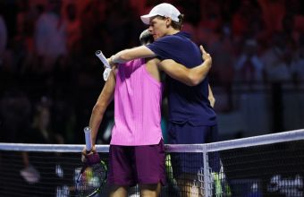 Карлос Алкарас и Яник Синер се прегърнаха след финала на Six Kings Slam през 2025 г. 