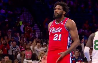 Глобиха Джоел Ембид за неприличен жест. 