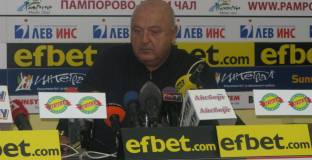 Венци Стефанов се заяде с Роси и заяви: Скъпоплатените чужденци на Левски гушнаха букета