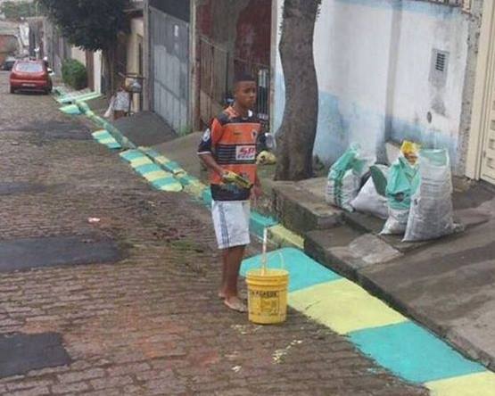 През 2014 г. Габриел Жезуш боядисва улиците за 300 паунда на месец.