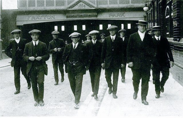 1910 г. Играчите на Портсмут отиват на мач. 