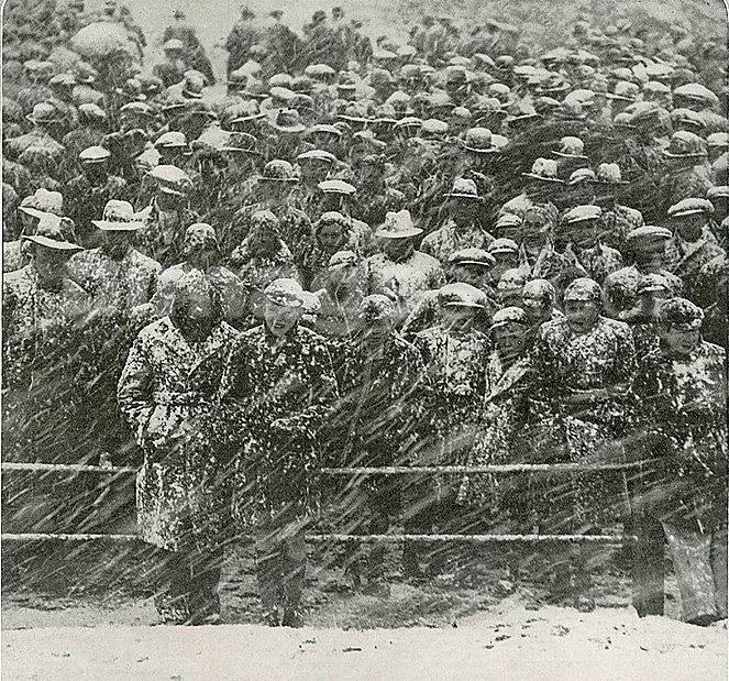 Какво ли не са готови да търпят английските фенове, за да гледат мач. Годината е 1933, а срещата Халифакс - Лутън. 