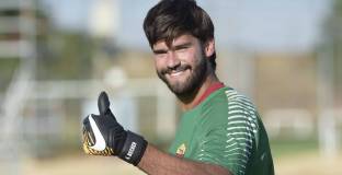 Алисон: Искам да спечеля трофеи с Рома 