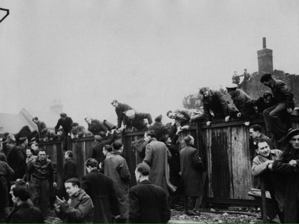 1946 година. Хората са жадни за футбол. Снимката е преди мача Арсенал - Уест Хем. 