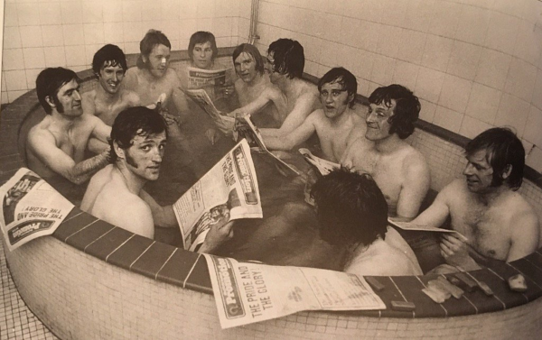 1971 година. Играчите на Шефилд Юнайтед четат за завръщането си в елита. 