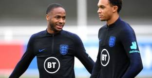   Стърлинг продава къщата си на Александър- Арнолд