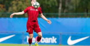 Ливърпул продължи с млад защитник