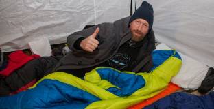 Греъм Потър се пробва в ролята на бездомник