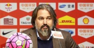 Ясен Петров започна работа - гледа на живо мача на Славия